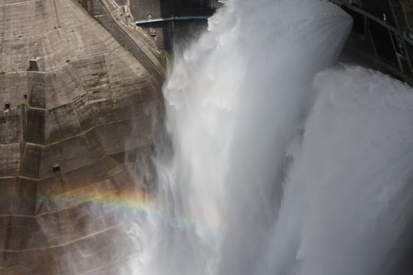黒部ダムの放水と虹