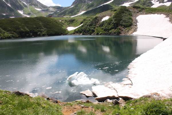 夏の立山・室堂「みくりが池」と残雪