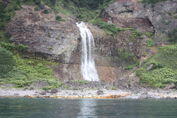 知床半島の「カムイワッカの滝」
