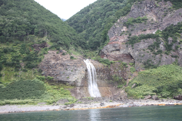 知床半島の温泉滝・「カムイワッカの滝」