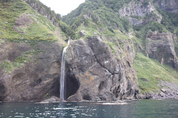 海に直接おちる知床半島の「カシュニの滝」