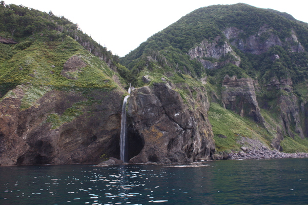 海に直接おちる知床半島の「カシュニの滝」