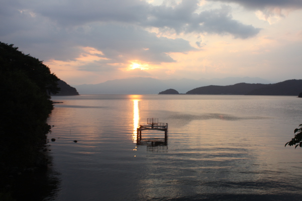 琵琶湖畔「堀切港」の夕景とさざ波/癒し憩い画像データベース