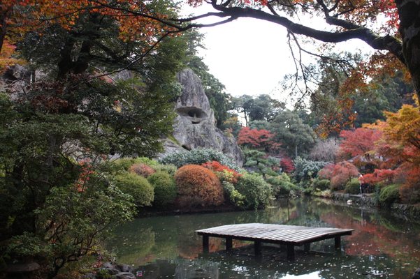 那谷寺「奇岩遊仙境」前の池と秋風情