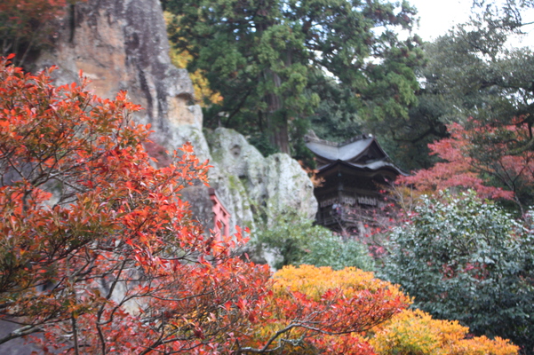 那谷寺「奇岩遊仙境」と「大悲閣拝殿」の秋模様