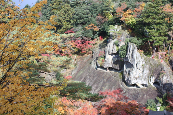 秋模様に彩られた那谷寺の「奇岩遊仙境」
