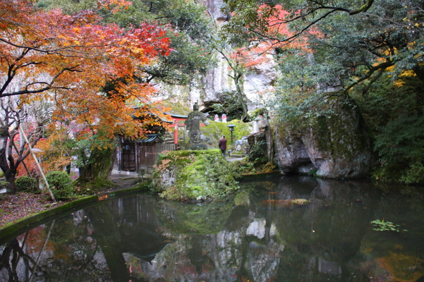 那谷寺「奇岩遊仙境」と池の秋模様