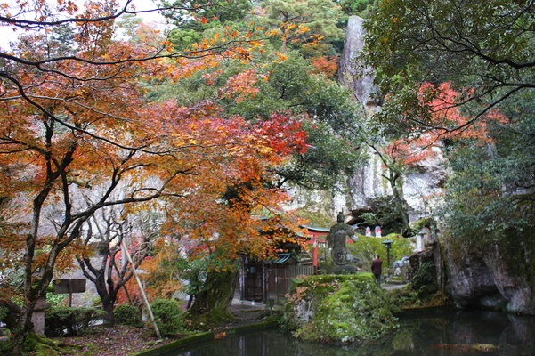 那谷寺・「奇岩遊仙境」前の池と紅葉