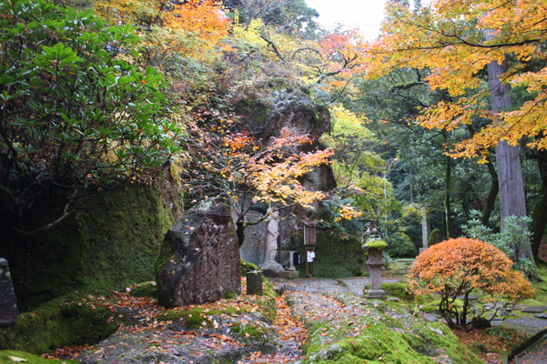 那谷寺の芭蕉歌碑と秋模様