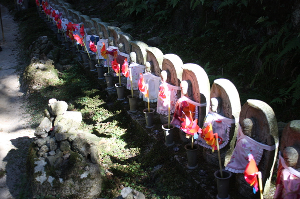 金剛輪寺の参道に並ぶ千体地蔵