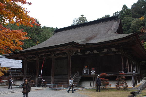 西明寺の本堂と秋
