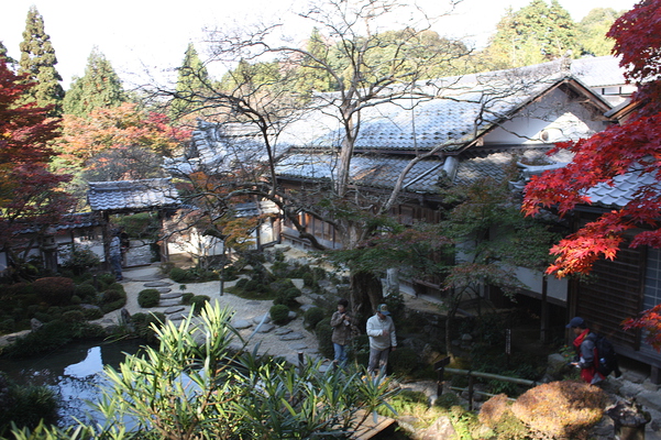 西明寺の本坊と「蓬莱庭」の秋