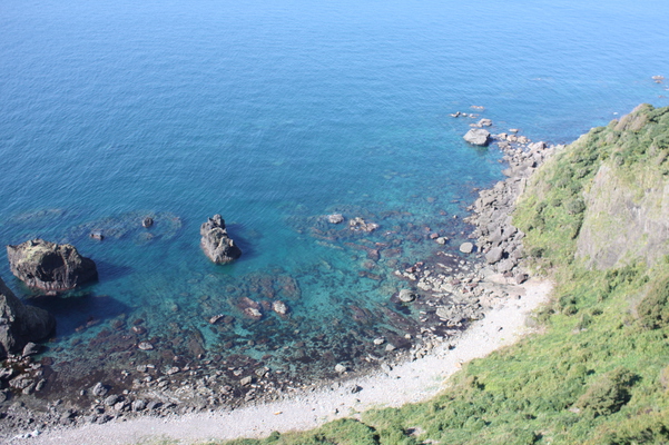 男鹿半島の青い海と岩群