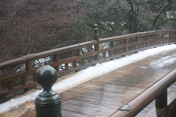 積雪の山中温泉・「こおろぎ橋」