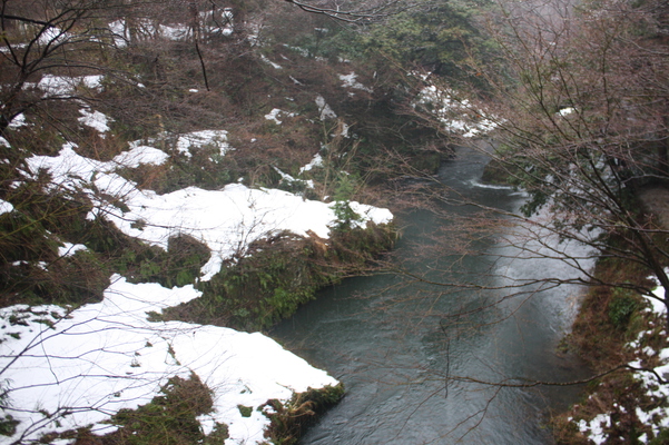 「こおろぎ橋」から見た冬の鶴仙渓