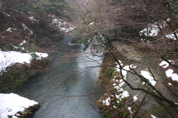 「こおろぎ橋」から見た冬の鶴仙渓