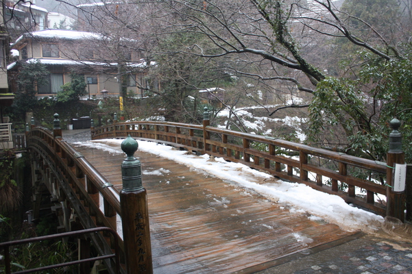 雪の山中温泉「こおろぎ橋」