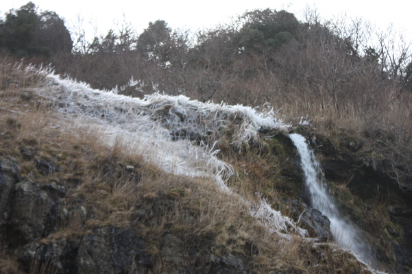 飛沫が氷結した「垂水の滝」/癒し憩い画像データベース