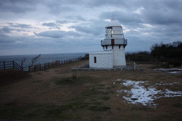 能登半島北端の 禄剛崎灯台 夕景と残雪の岬 癒し憩い画像データベース