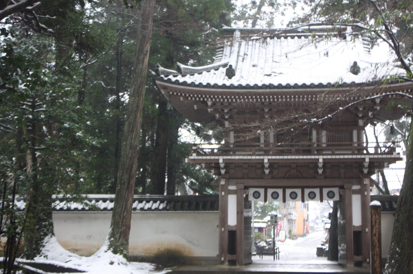 雪の那谷寺「山門」