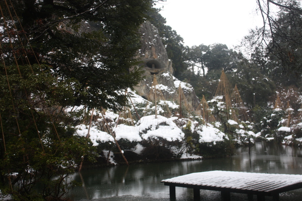 積雪の那谷寺「奇岩遊仙境」と池