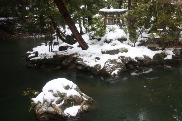積雪の那谷寺「奇岩遊仙境」前の池と杜