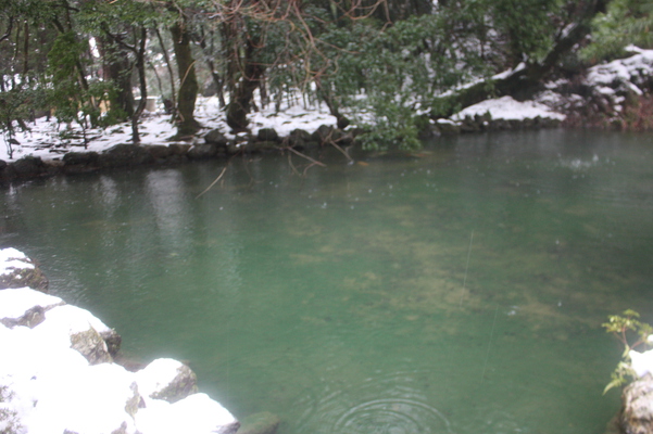 積雪の那谷寺「奇岩遊仙境」前の池