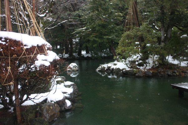 積雪の那谷寺の池