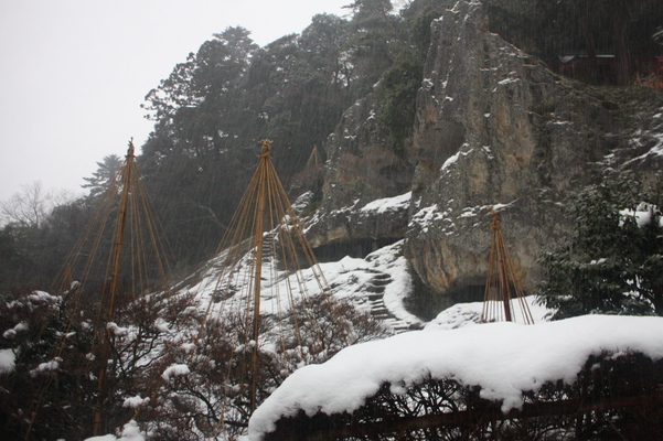 降雪の那谷寺「奇岩遊仙境」近景