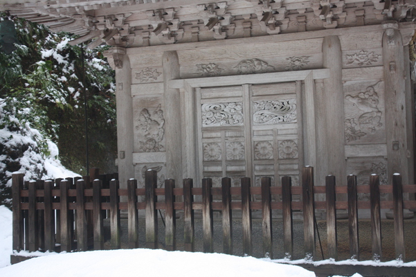 積雪の那谷寺「三重塔」木彫り