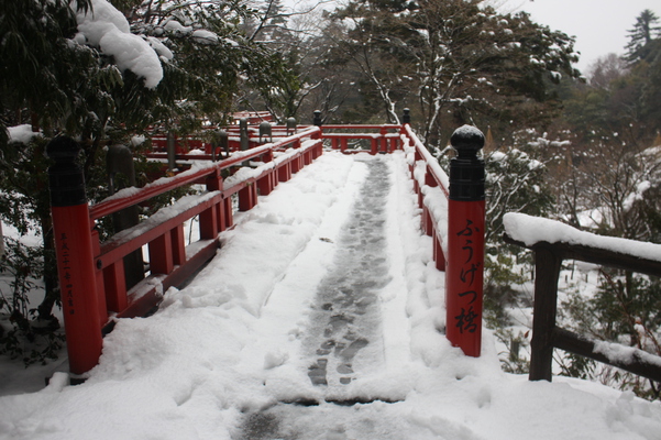 積雪の那谷寺「楓月橋」