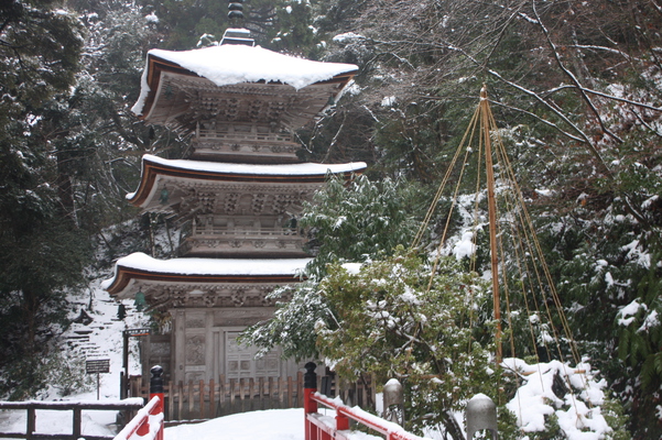 降雪の那谷寺「三重塔」