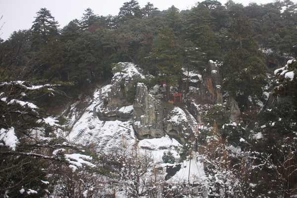 雪の那谷寺「奇岩遊仙境」遠景
