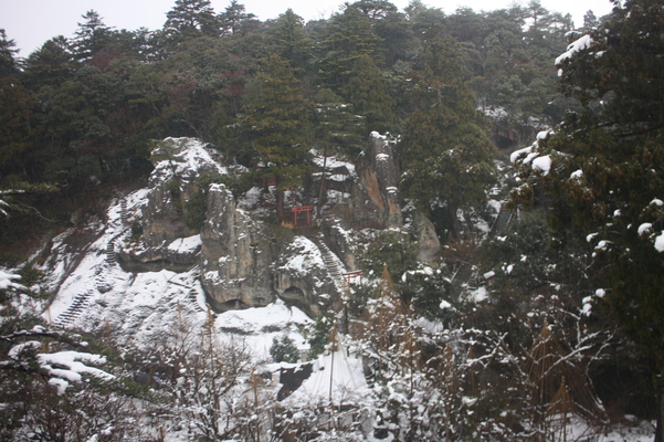 積雪の那谷寺「奇岩遊仙境」遠景