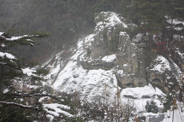 降雪の那谷寺「奇岩遊仙境」
