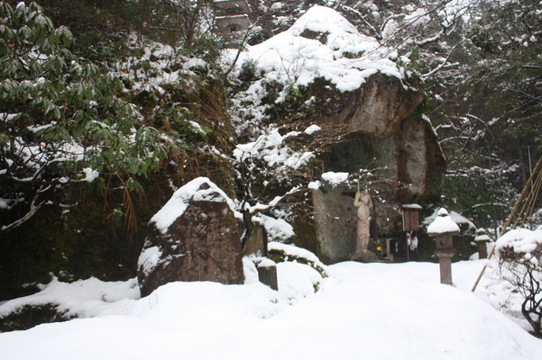 積雪の那谷寺「芭蕉句碑」周辺