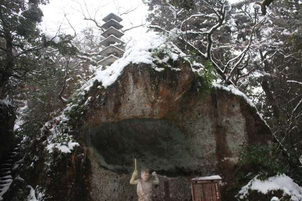 積雪の那谷寺「翁塚・庚申像」周辺