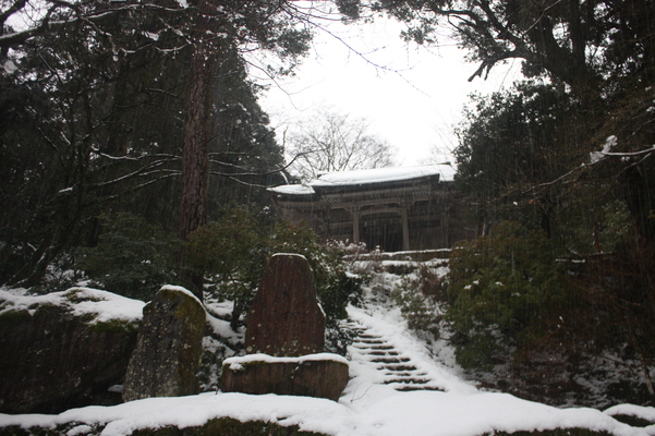 降雪の那谷寺「護摩堂」遠景
