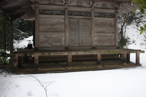 積雪の那谷寺「護摩堂」壁彫刻