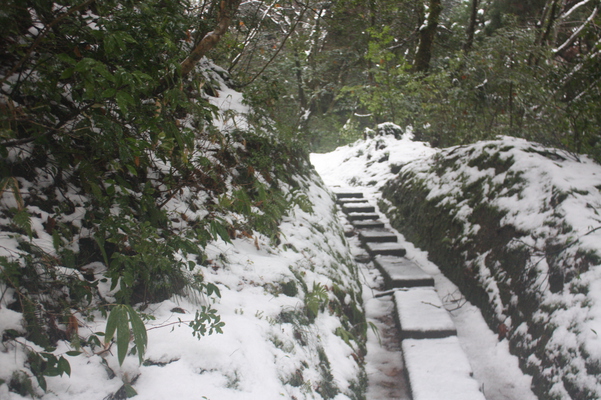 積雪の那谷寺「護摩堂」近くの小道