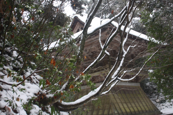 那谷寺の袴型「鐘楼」と積雪