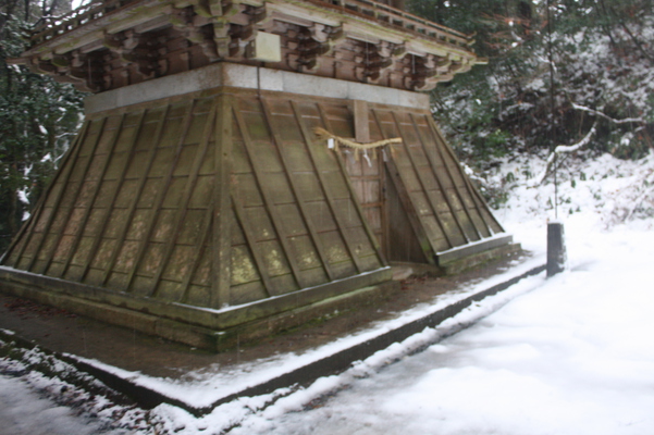 積雪の那谷寺、袴型「鐘楼」