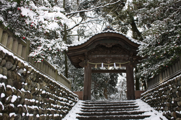 積雪の尾山神社「東神門」