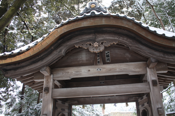 積雪の尾山神社「東神門」内側