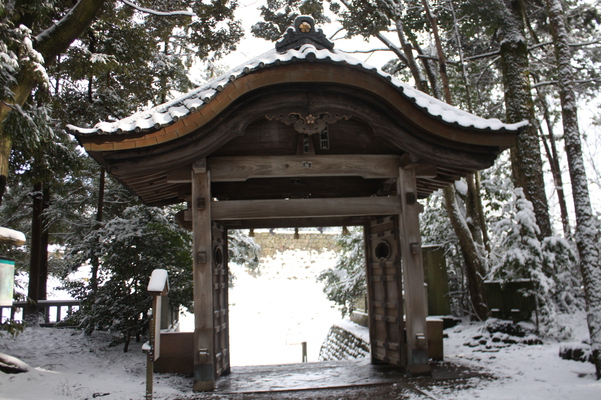 積雪の尾山神社「東神門」内側