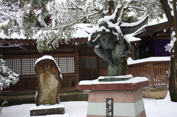「金谷神社」と積雪の「母子順風之像」