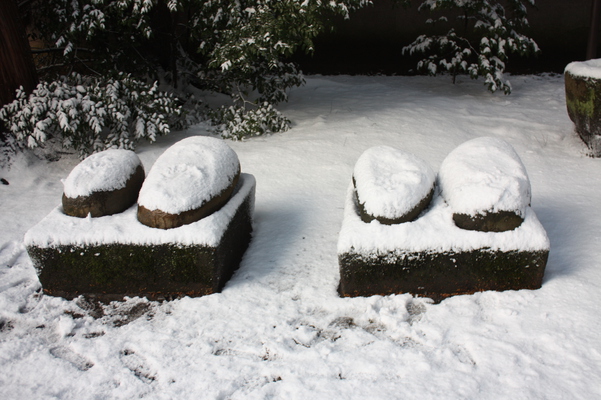 積雪の「金谷神社」傍の「さし石」/癒し憩い画像データベース