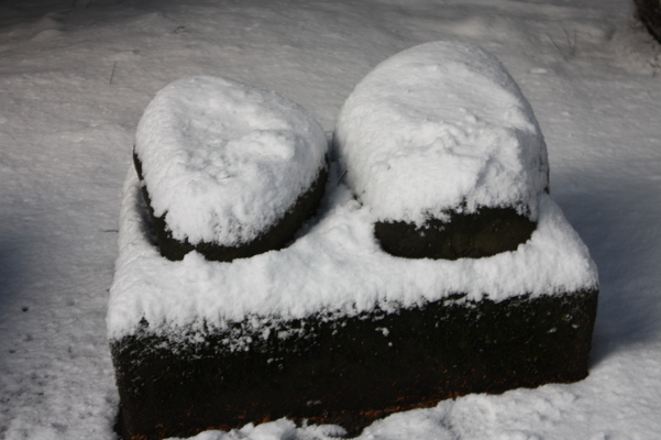 積雪の「金谷神社」傍の「さし石」