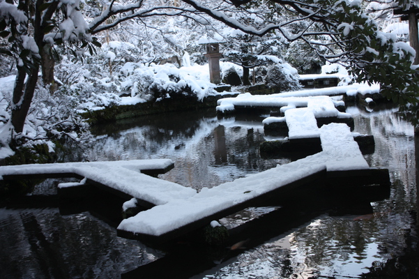 積雪の尾山神社「神苑」と八橋