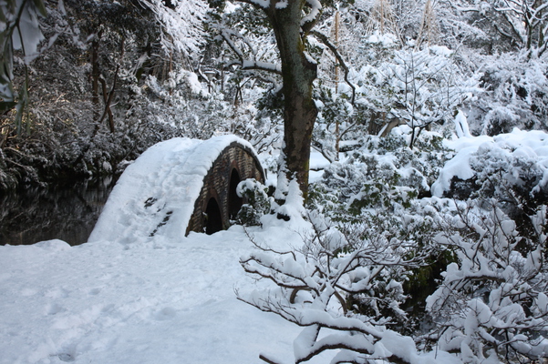 積雪の尾山神社「神苑」の「渡月橋」
